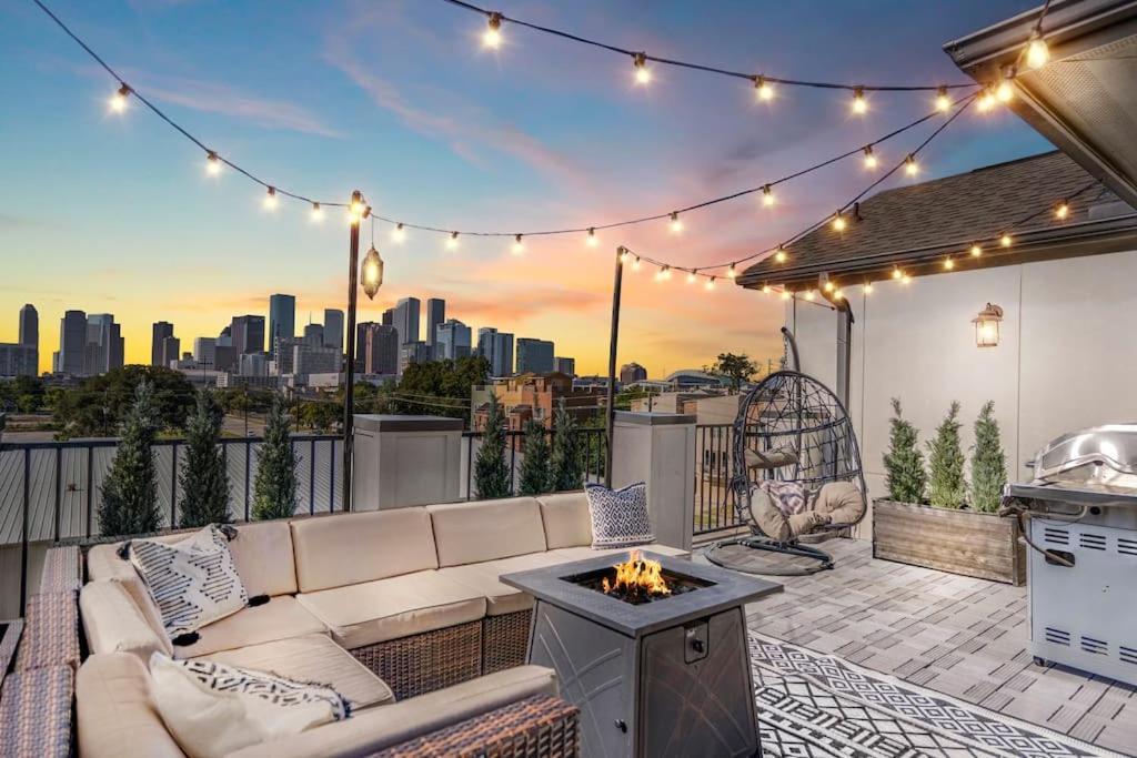 Luxury Downtown Home W Rooftop Deck In The Skyline Houston Exterior photo