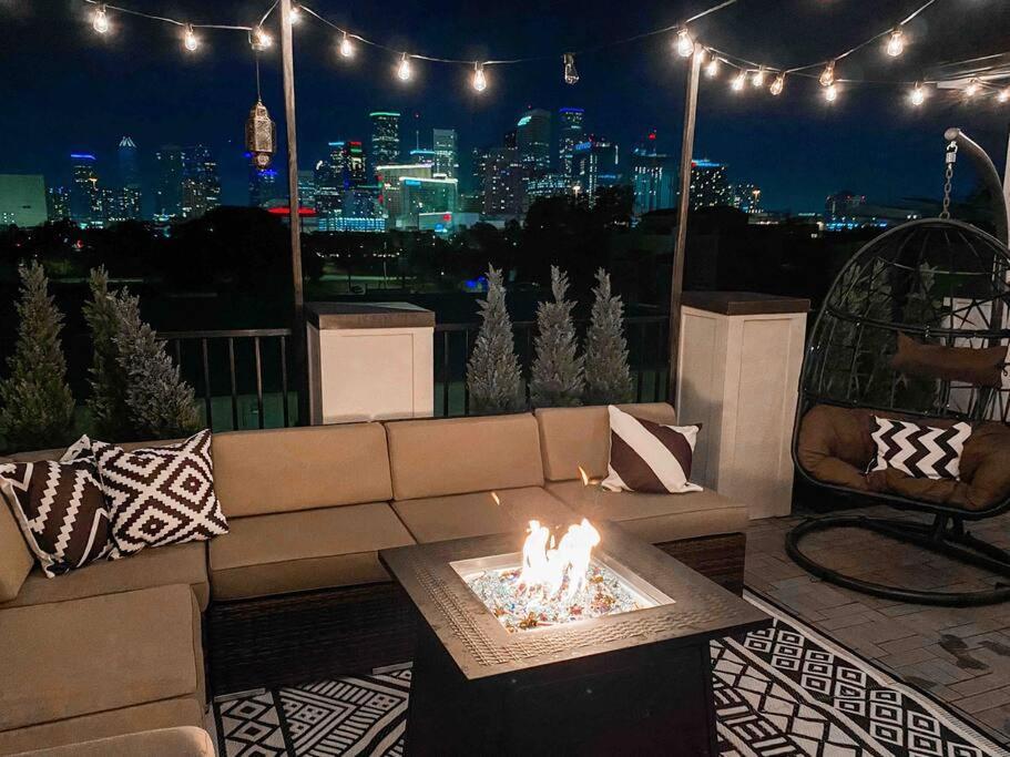 Luxury Downtown Home W Rooftop Deck In The Skyline Houston Exterior photo