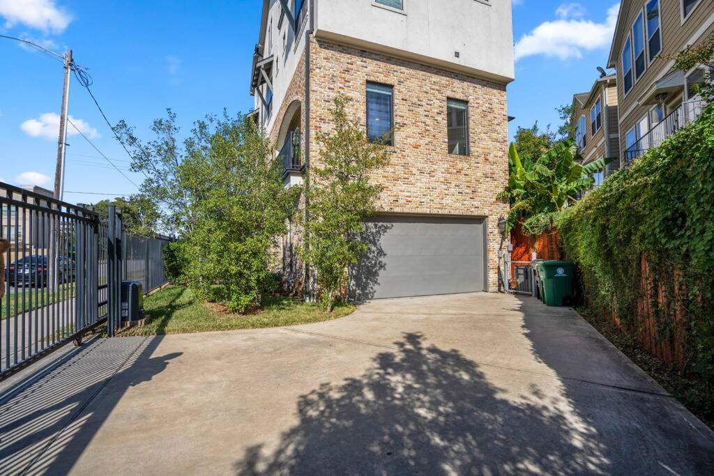 Luxury Downtown Home W Rooftop Deck In The Skyline Houston Exterior photo