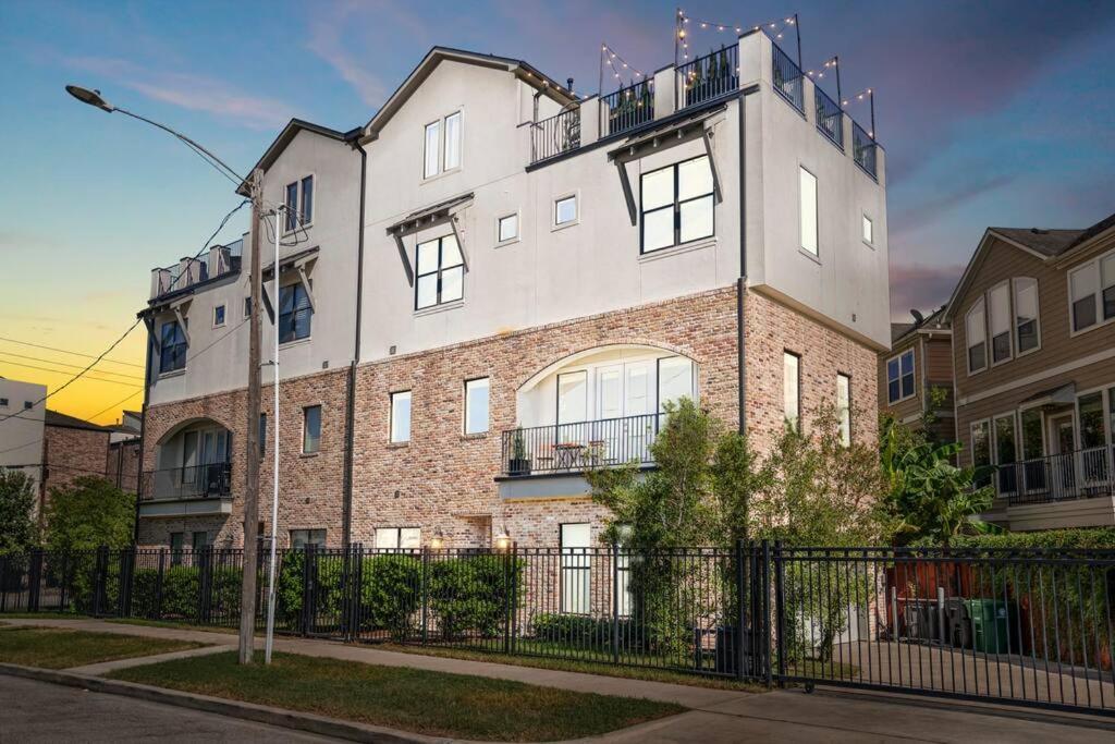 Luxury Downtown Home W Rooftop Deck In The Skyline Houston Exterior photo