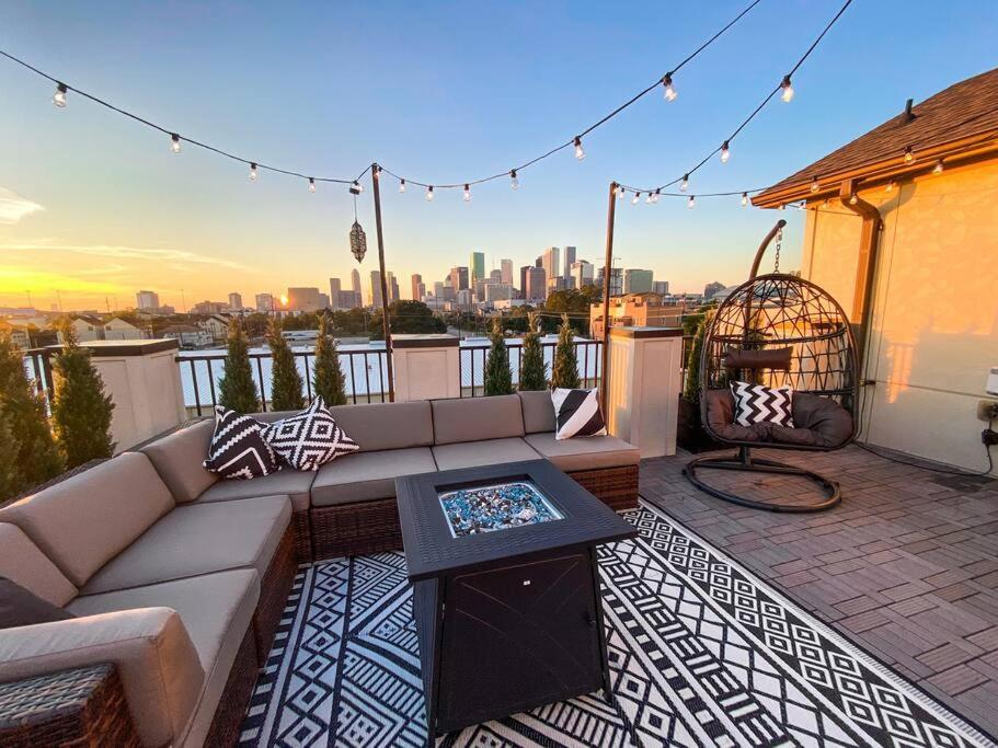 Luxury Downtown Home W Rooftop Deck In The Skyline Houston Exterior photo